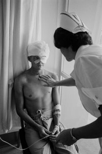 Amerikanska soldater som skadats i Vietnamkriget flygs till ett sjukhus i Clark A...