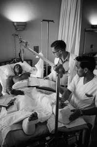 Amerikanska soldater som skadats i Vietnamkriget flygs till ett sjukhus i Clark A...