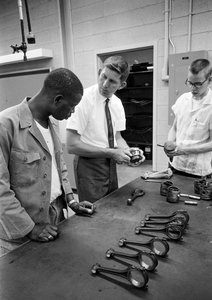 Bilmekanikerutbildning vid North Carolina Industrial Training Centers 1965... av Ted Spiegel