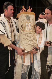Bar Mitvah pojke bär Toraj vid Bar mitvah av Ted Spiegel