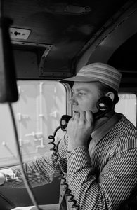 Charles Brockman, ingenjör på Great Northern Railroad, talar i radiotelefon från...
