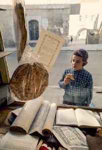 Konservativ judisk pojke äter tårta och går in i religiös bokhandel. av Ted Spiegel