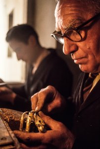 Guldsmed formar armband, Florens av Ted Spiegel