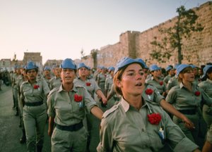 Israeliska soldater marscherar förbi Jerusalems gamla stadsmurar för att återuppliva den gamla passagen... av Ted Spiegel