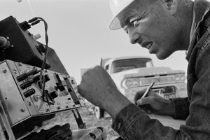 Mineralog studerar data från Morenci-gruvan för Phelps Dodge Smelter Douglas Arizona av Ted Spiegel