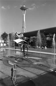Pool, fontän, skulptur och Space Needle på världsutställningen i Seattle