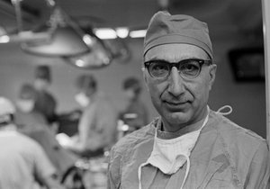 Porträtt av Dr. Michael DeBakey, kadiovaskulär kirurg, vid Texas Medical Center.