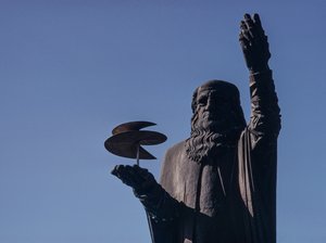 Staty av Leonardo da Vinci som håller i en luftskruv på Roms Fiumicino-Leonardo da...