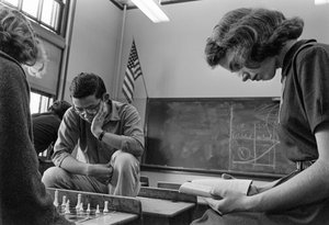 Elever spelar schack Jand läser på ames A. Garfield High School, en urban skola med... av Ted Spiegel