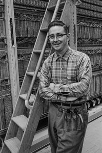 Underhåll av telefonutrustning hos PacTel aka Pacific Telephone i Bellingham, ... av Ted Spiegel