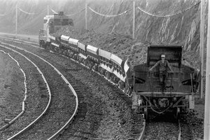 Tåg som transporterar kopparmalm från gruva till smältverk vid Phelps Dodge Smelter Douglas Ariz... av Ted Spiegel