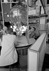 Besökare på världsutställningen i Seattle 1962 beundrar en vetenskaplig utställning. av Ted Spiegel