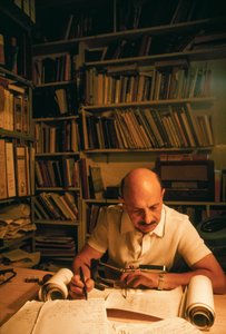 Yigael Yadin, israelisk arkeolog, soldat och politiker, undersöker en kopia av templet... av Ted Spiegel