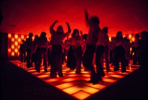 Unga dansare på ett diskotek nattklubb diskotek dansar på ett upplyst golv av Ted Spiegel