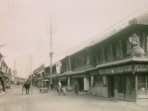 En shoppinggata i Motomachi-distriktet i Kobe, cirka 1900 - 1915 (fotografi)