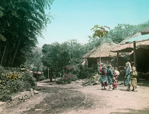 Barn leker på gatan på vägen till Miyanoshita ca 1900 - 1915 (fotografi) av Teijiro Takagi