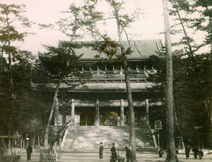 Chion-in Buddhisttemplets port, Higashiyama-distriktet, Kyoto, ca 1900 - 1915 (fotografi) av Teijiro Takagi