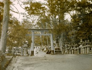 Ingång till Lantern Shrine i Kasauga Taisha Park, Nara, cirka 1900 - 1915 (fotografi)