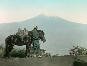 Japansk man med häst på berget Otome, toga och blickar mot berget Fuji, ca 1900 - 1915 (fotografi)