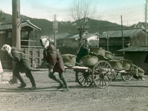 Japanska bönder drar rissäckar på en vagn, ca 1900 - 1915 (fotografi)