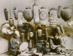 Porträtt av japansk lykt- och parasollmakare, ca 1900 - 1915 (fotografi) av Teijiro Takagi
