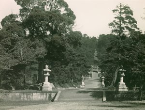Stentrappa som leder till Hideyoshi Toyotomis grav, Kyoto ca 1900 - 1915 (fotografi)
