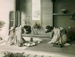 Två japanska kvinnor i traditionell dräkt hälsar på varandra före teceremonin, ca 1900 - 1915 (fotografi) av Teijiro Takagi