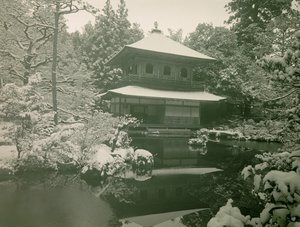 Vy över Ginkaku-ji under snön i Kyoto, ca 1900 - 1915 (fotografi) av Teijiro Takagi
