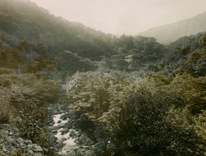 Vy över byn Miyanoshita i Hakonebergen, ca 1900 - 1915 (fotografi) av Teijiro Takagi
