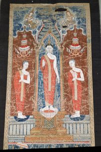 Banderoll som visar stående Buddha med två lärjungar, Rattanakosin Style (målat siden) av Thai School