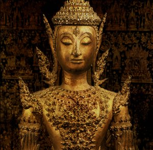 Buddha står i Abhaya Mudra, Rattanakosin-stil, mitten av 500-talet (brons)