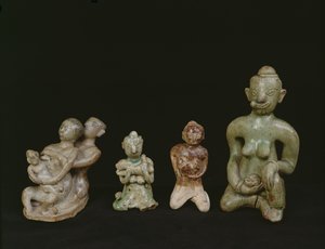 Statyetter av en mor och ett barn (terrakotta) av Thai School