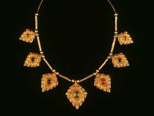 Halsband, 1600-1700-tal (guld och ädelstenar)