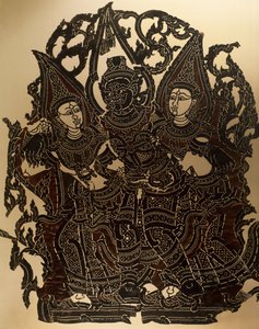 Scen från Nang Yai skuggdockteater som representerar Dasakantha och hans fruar, snidad läderpanel, Thailand, thailändsk civilisation av Thai School