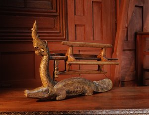Skein-winder i form av en alligator med huvudet av en Naga (trä)