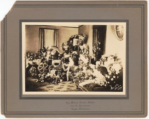Fotografiskt tryck av blomsterarrangemang för begravning för Samuel M. Jackson Jr., september 1928. av The Blanch Randle Studio