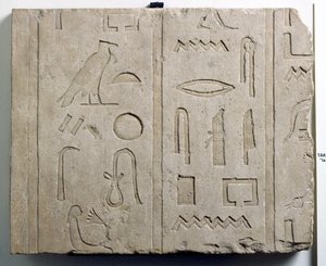 Fragment av en hieroglyfisk inskrift, 25:e-26:e dynastin, c.715-525 f.Kr. (kalksten)