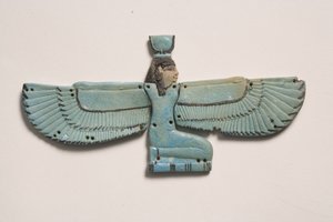 Pectoral av den bevingade gudinnan Isis (fajans)