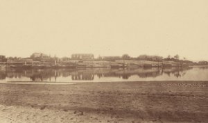 [Översikt över Luxor från motsatta stranden] av Théodule Devéria