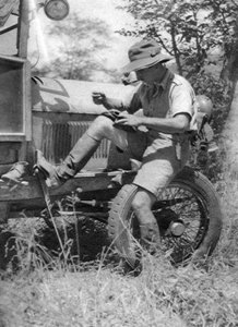 Chaplin Court Treatt, brittisk bilpionjär, lagade sina veldtschoen-skor, c1924-c1926 1927 av Thomas A. Glover
