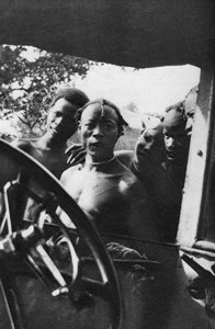 Infödda män som ser en vit kvinna för första gången, Mongalla till Terrakekka, Sudan, 1925 1927