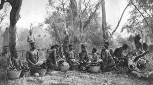 Infödda kvinnor med korgar med flodhästkött, Karoo, Sydafrika, 1924 1927