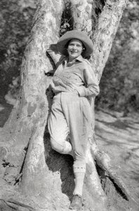 Stella Court Treatt, brittisk äventyrare, författare och filmskapare, Maereres, Tanganyika, 1925 1927. av Thomas A. Glover