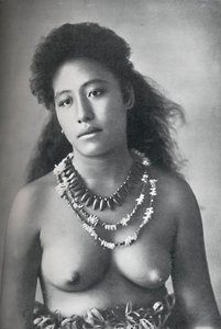 En samoansk belle, bär halsband av tänder och snäckor, 1902