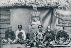 En grupp samoaner, inklusive den välkände rebellen Mataafa Iosefo den stående figuren, 1902