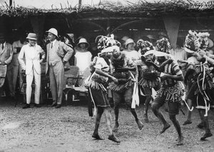 Flickor från Bundu-stammen dansar före prinsen, Freetown, Sierra Leone, 1925