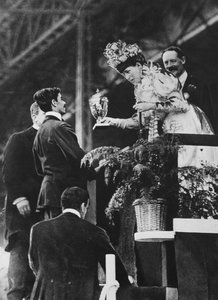 Drottning Alexandra överlämnar en speciell kopp till Dorando för att fira hans stora ansträngning att vinna det olympiska maraton i juli 1908
