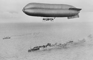 RNAS Coastal Class Airship C23A Flygande ovanför en krigsskeppskonvoj, c.1917