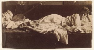 Blanche Gilroy i klassisk dräkt, liggande med banjo av Thomas Eakins