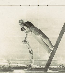 Man på en stege med dissekerad hästben, 1880-talet. av Thomas Eakins